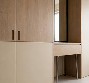 Armoire en bois clair de style luxe léger, moderne, intégrée à la chambre à coucher, avec des poignées minimalistes - Product Image 4