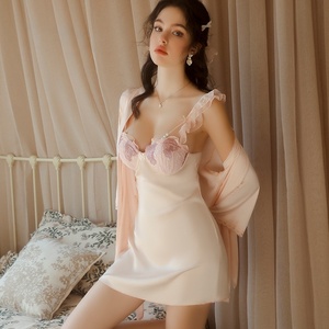 Conjunto de <span class=keywords><strong>dos</strong></span> piezas de satén liso con bordado de perlas rosas, vestido ajustado y bata holgada con frente abierto para mujer - Product Image 3