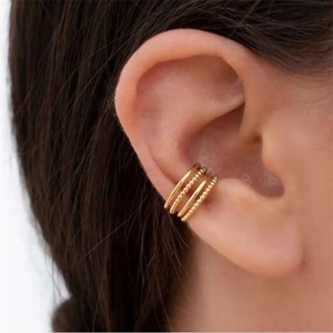 Pendientes de Clip Gruesos y Elegantes de Acero Inoxidable Chapado en Oro para Mujer - Product Image 2