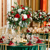 Grande boule de fleurs artificielles en soie rose, rouge et verte avec fleurs mélangées pour décorations de mariage