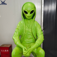 Statue d'ET assis artificielle verte à capuche, sculpture d'alien stylée pour la décoration intérieure moderne et l'installation d'art urbain