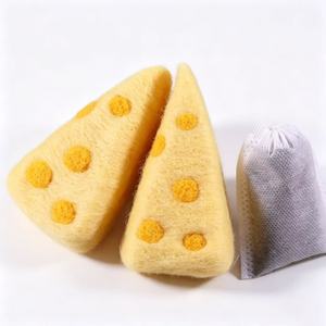 Jouet pour <span class=keywords><strong>chat</strong></span> en feutre de laine biologique en forme de <span class=keywords><strong>fromage</strong></span>, non toxique, fait main, rempli de catnip naturel, jouet interactif amusant pour animaux de compagnie - Product Image 2