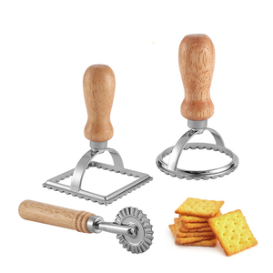 Moule à biscuits de haute qualité, <span class=keywords><strong>emporte</strong></span>-pièce à raviolis avec rouleau, poignée en bois et bord cannelé pour la maison et la cuisine - Product Image 1