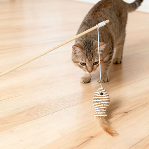 Juguete para Gatos con Mango de Madera, Varita de Pesca Interactiva con Plumas para Gatos - Product Image 5