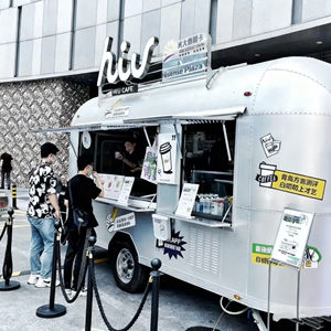 Chariot de vente ambulant commercial en acier inoxydable à 2 roues et 4 étagères pour glaces, fast-food, hot-dogs et snacks, idéal pour les stands de rue - Product Image 1