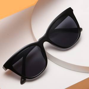 Gafas de Sol Cat Eye B1229 Negras con Protección UV400, Montura de PC, Unisex, Estilo Oversize - Product Image 1