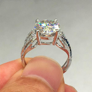 Anello Classico a Quattro Punte per Donne, Elegante Gioiello Scintillante alla Moda - Product Image 2