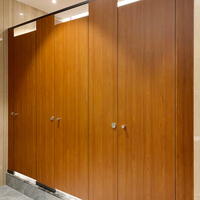 Mamparas de Baño HPL Fenólicas DEBO de Buena Calidad con Varios Acabados para Edificios Comerciales