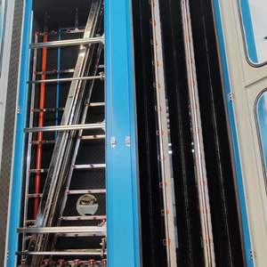 Elegante macchina di lavaggio in vetro ottimizzata con impronta compatta progettata in modo intelligente per massimizzare il valore negli impianti di produzione - Product Image 3