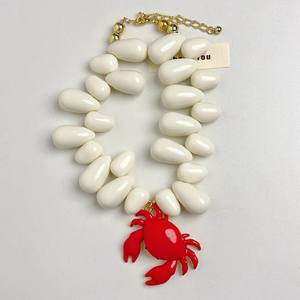 Nuevo Collar de Aleación con Diseño de Cangrejo Rojo y Cuentas en Forma de Gota de Agua Blanca Estilo Brisa Oceánica para Mujer - Diseño Animal Único, Excelente Regalo - Product Image 3