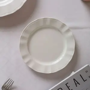 Yüksek kaliteli dalgalı şekil seramik dekor akşam yemeği hizmet beyaz düğün plaka yaratıcı makarna plaka
