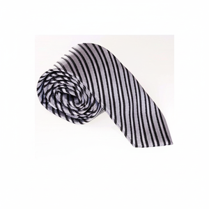Cravatta fatta a mano con motivo italiano <span class=keywords><strong>in</strong></span> Jacquard a strisce nere argento - Product Image 2