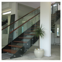 Marche d'escalier moderne Prima en mosaïque avec garde-corps en verre, motif coloré, design artistique pour boutiques, villas et escaliers de présentation