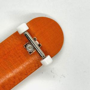 Mini fingerboard en bois personnalisé de qualité supérieure, planche de skateboard à technologie professionnelle avec trucks mono-axe - Product Image 2