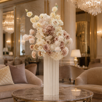 Bola Bunga Hydrangea Hijau Burgundy Ramah Lingkungan yang Elegan dengan Sentuhan Alami untuk Upacara Pernikahan di Gereja Dalam Ruangan dengan Pita Gantung