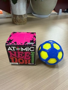 ลูกบอลบีบคลายเครียด Needoh Atomic Crunch Speckle ช่วยเพิ่มสมาธิสำหรับผู้ที่มีภาวะสมาธิสั้น ของเล่นนุ่มนิ่มสำหรับโต๊ะทำงาน อุปกรณ์เสริมประสาทสัมผัส Needoh - Product Image 3