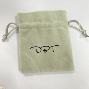 Petit sac en velours personnalisable avec cordon de serrage, idéal pour ranger des bijoux ou des lunettes - Product Image 3