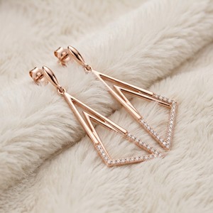 Boucles d'oreilles pendantes géométriques creuses en cuivre plaqué or rose avec zircone cubique, OEM/ODM, bijoux de mode pour femmes - Product Image 3