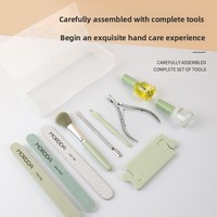 Kit complet d'outils de soin des ongles en plastique, comprenant des ciseaux à cuticules, un repousse-cuticules en acier, une éponge de polissage et une bande abrasive