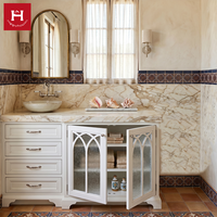 Meuble de salle de bain de luxe sur mesure Happy Houses avec double vasque en bois massif, meuble-lavabo en bois avec verre dépoli et plateau en marbre pour villa