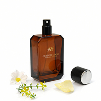 Flacon de parfum en verre brun ambré avec bouchon noir texturé, rechargeable, à bord roulé, disponible pour logo personnalisé
