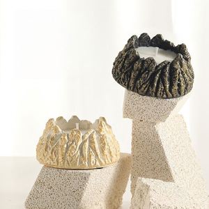 Vela artesanal con forma de montaña, vela en recipiente irregular, decoración moderna para el hogar en dorado y negro - Product Image 1