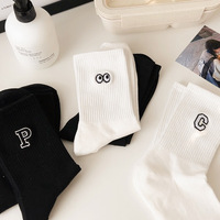 Chaussettes unisexes brodées noires et blanches, style esthétique preppy, pour couple, respirantes en coton, mi-mollet, athlétiques, sportives, tube