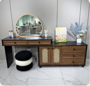 Tocador Moderno de Mediados de Siglo, Consola de Maquillaje de MDF con Espejo Redondo y Puerta de Ratán con Almacenamiento para Dormitorio u Hotel - Product Image 1