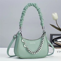 Sac fourre-tout demi-lune style Y2K de créateur en gros, sac à main personnalisé avec logo, sac à bandoulière à poignée froncée et décoration chaîne métallique en forme de lune