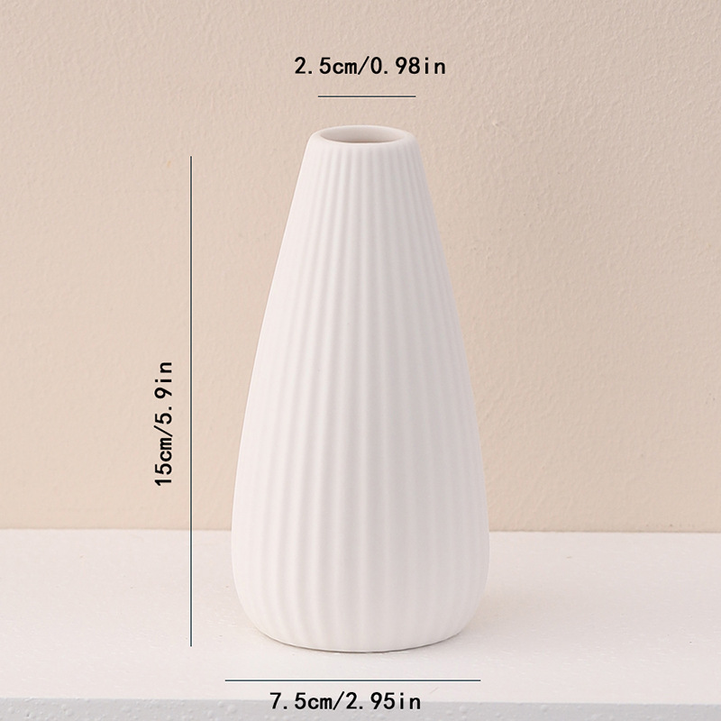 Vase brûlé uni à motifs verticaux reflétant des rêves
