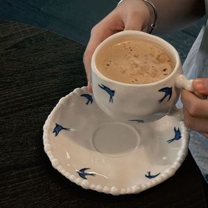 แก้วกาแฟพอร์ซเลนสไตล์วินเทจฝรั่งเศสลายดอกไม้ ทำมือ แก้วลาเต้ลายนกนางแอ่น ใช้กับไมโครเวฟและเครื่องล้างจานได้ เหมาะเป็นของขวัญทางธุรกิจ - Product Image 1