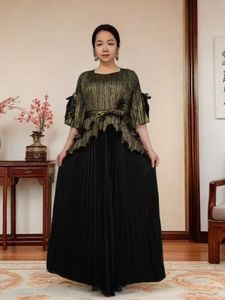 Abito Lungo <span class=keywords><strong>da</strong></span> Donna con Maniche in Tessuto Lucido e Fiori Artificiali, Taglie Forti, Stile Miyaki con Orlo Plissettato e Volant - Product Image 3