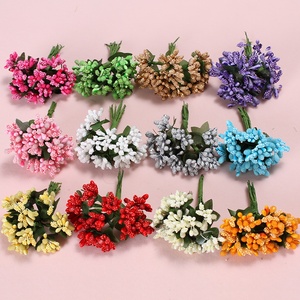 Ramillete de 12 ramitas pequeñas con flor central, estambres y pequeños frutos, estilo bosque, hecho a mano, para corona nupcial y accesorios para el cabello, con un toque fresco y dulce. - Product Image 1
