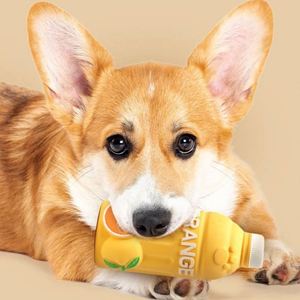 Jouet à mâcher pour chien en latex naturel souple, mignon, qui couine, durable, interactif, imperméable, en gel de silice, en forme de bouteille de jus de raisin, pour une utilisation en intérieur/extérieur - Product Image 5