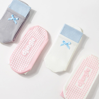 Chaussettes de yoga antidérapantes pour femmes, personnalisées avec logo brodé jacquard, longueur ras du cou, pour Pilates et cyclisme, avec design de grip aux orteils et revers respirant