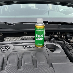 Líquido de limpieza de motor avanzado TEC 2000 diseñado para el tratamiento del motor, limpieza del paso del aceite y soporte para un rendimiento confiable del vehículo - Product Image 4