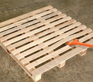 Barre de démolition Demo Bar, dépaumeur de palettes robuste avec poignée, pour une élimination efficace et sans effort des planches de terrasse - Product Image 4