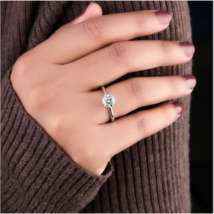Bague solitaire Moissanite ronde élégante avec des broches solides et une finition lisse conçue pour le glamour quotidien de l'Inde - Product Image 6