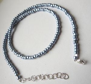 Collar de cuentas de semillas hecho a mano, símbolo de felicidad - Product Image 1