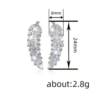 Orecchini a Perno con Cristalli e Piume per Donne, Accessori di Moda Minimalisti ed Eleganti per Uso Quotidiano - Product Image 4