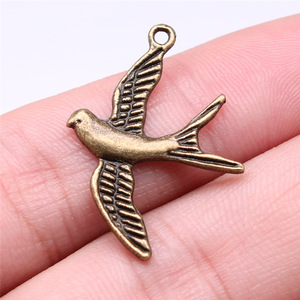 Colgante de golondrina en vuelo de 29x21mm, de aleación de zinc con acabado en plata envejecida, <span class=keywords><strong>para</strong></span> tobillera estilo tatuaje náutico - Product Image 3