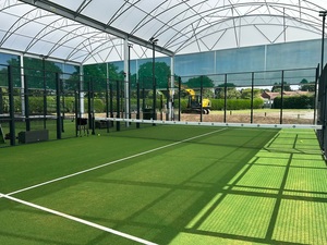 Couverture de terrain de padel en acier avec toit panoramique en verre pour plusieurs terrains et sports de plein air (<span class=keywords><strong>tennis</strong></span>) - Product Image 4