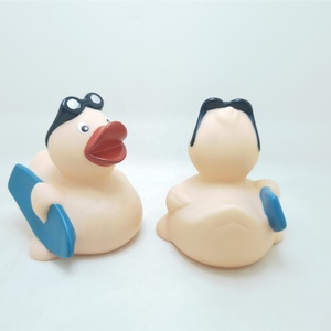 Tùy chỉnh OEM Vàng Vinyl cao su vịt tắm đồ chơi các loại ván lướt sóng & ván trượt Đồ chơi bé thân thiện với Bathtime vui vẻ - Product Image 2