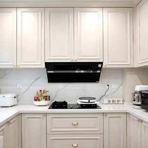 Meuble de rangement de cuisine en peinture blanche de style français personnalisable, adapté à la cuisine - Product Image 1