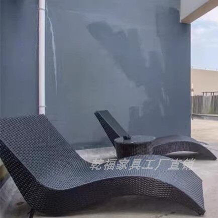 Un fauteuil inclinable à structure en acier 2 tables basses