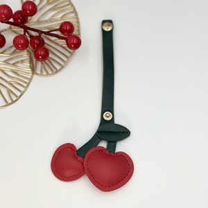 Elegante Colgante de Diseño Anime, Regalo para Mujer, Novia, Llavero Personalizado de Cuero PU con Cereza, Abalorio para Coche o Bolso - Product Image 6
