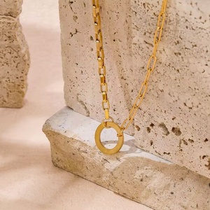 Collar de cadena con eslabones chapados en oro de 18k y colgante circular de acero inoxidable con corte esmeralda, personalizado para mujer - Product Image 4