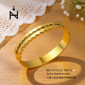 Bracciale in Acciaio Inossidabile a Tre Strati Esagonali Intrecciati Placcato Oro alla Moda - Product Image 2