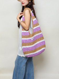 Bolso de mano de lujo de verano al por mayor, de paja natural, tejido a crochet, con cremallera, cadenas y bordado de rayas verticales coloridas, para playa - Product Image 3