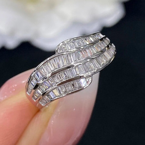 Anello con texture a onde per donna, gioiello da dito elegante e scintillante - Product Image 6